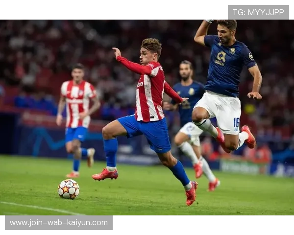 球员在欧冠中突破防守挣脱束缚获得空间并得分，欧冠足球运动员